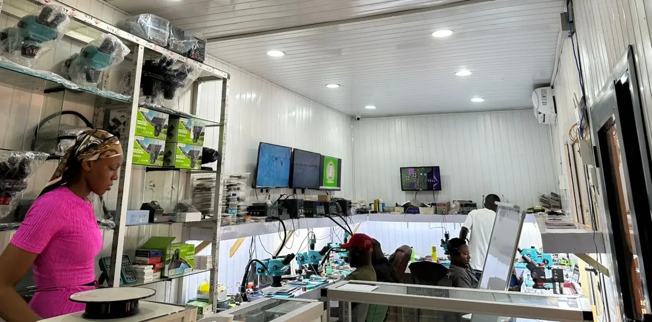 Atelier LAT-SAT à Soubré : postes de réparation et de microsoudure